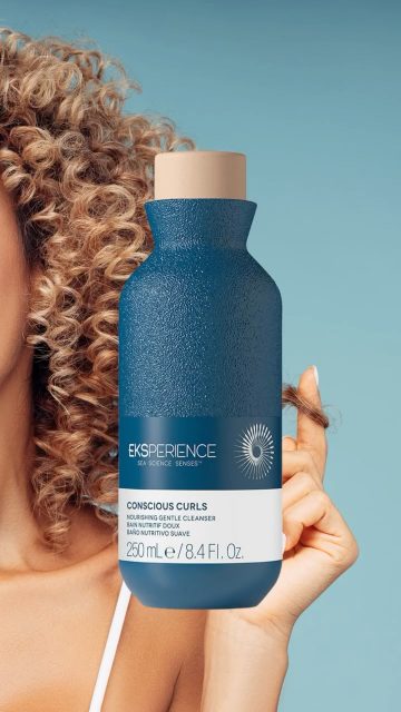 ✰ 𝐁𝐎𝐔𝐂𝐋𝐄𝐒 𝐒𝐀𝐔𝐕𝐄𝐒, 𝐂𝐇𝐄𝐕𝐄𝐋𝐔𝐑𝐄 𝐄́𝐂𝐋𝐀𝐓𝐀𝐍𝐓𝐄 𖥈 Chez Charly Lorenn’s, les boucles ne se démêlent pas, elles s’apprivoisent. Avec la gamme Eksperience™ Conscious Curls de Revlon Professional, le soin prend une autre dimension : douce, ciblée, performante. Ce rituel végétal et marin nourrit la fibre capillaire sans alourdir, respecte la nature du cheveu et facilite l’entretien à la maison.

Utilisé en salon, le shampoing Bain Nutritif Doux nettoie délicatement, hydrate en profondeur et prépare le cheveu aux gestes de coiffage. 𝐋𝐞 𝐜𝐮𝐢𝐫 𝐜𝐡𝐞𝐯𝐞𝐥𝐮 𝐫𝐞𝐬𝐩𝐢𝐫𝐞 𝐦𝐢𝐞𝐮𝐱, 𝐥𝐞𝐬 𝐛𝐨𝐮𝐜𝐥𝐞𝐬 𝐫𝐞𝐩𝐫𝐞𝐧𝐧𝐞𝐧𝐭 𝐟𝐨𝐫𝐦𝐞, 𝐥𝐞𝐬 𝐩𝐨𝐢𝐧𝐭𝐞𝐬 𝐫𝐞𝐬𝐭𝐞𝐧𝐭 𝐬𝐨𝐮𝐩𝐥𝐞𝐬.

À la maison, vous pouvez utilisez nos produits professionnels et respecter une routine avec des gestes simples. Vos cheveux ondulés, bouclés ou crépus retrouvent leur brillance naturelle, sans casse ni cris de douleur devant la brosse. 

📍1 Rue Fon de l’Hospital – Saint-Jean-de-Védas
📞 04 67 27 06 30 🗓 Mardi au vendredi : 9h–19h | Samedi : 8h–18h

𝐕𝐞𝐧𝐞𝐳 𝐟𝐚𝐢𝐫𝐞 𝐮𝐧 𝐬𝐨𝐢𝐧, 𝐯𝐨𝐮𝐬 𝐚𝐥𝐥𝐞𝐳 𝐚𝐝𝐨𝐫𝐞𝐫 !

#charlylorenns #revlonprofessional #cheveuxbouclés #routinecapillaire #consciouscurls #curlycare #coiffeurmontpellier #soincheveux