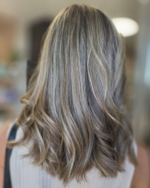 ✰ 𝐋𝐮𝐦𝐢𝐞̀𝐫𝐞 𝐟𝐨𝐧𝐝𝐮𝐞 𝐬𝐮𝐫 𝐮𝐧𝐞 𝐛𝐚𝐬𝐞 𝐬𝐚𝐧𝐬 𝐜𝐨𝐧𝐭𝐫𝐚𝐢𝐧𝐭𝐞 𖥈 Voici une transformation pensée dans les moindres détails par Coraline, experte coloriste au salon Charly Lorenn’s. La cliente souhaitait une couleur lumineuse qui réveille sa base naturelle sans imposer d’entretien trop lourd. Coraline a choisi 𝐮𝐧 𝐛𝐥𝐨𝐧𝐝 𝐬𝐚𝐛𝐥𝐞 𝐟𝐨𝐧𝐝𝐮, 𝐭𝐫𝐚𝐯𝐚𝐢𝐥𝐥𝐞́ 𝐞𝐧 𝐟𝐢𝐧𝐞𝐬𝐬𝐞 𝐚̀ 𝐭𝐫𝐚𝐯𝐞𝐫𝐬 𝐮𝐧 𝐛𝐚𝐥𝐚𝐲𝐚𝐠𝐞 𝐝𝐢𝐟𝐟𝐮𝐬 𝐦𝐞̂𝐥𝐞́ 𝐝𝐞 𝐦𝐞̀𝐜𝐡𝐞𝐬 𝐧𝐚𝐜𝐫𝐞́𝐞𝐬 𝐭𝐫𝐞̀𝐬 𝐥𝐞́𝐠𝐞̀𝐫𝐞𝐬.

𝑳𝒆 𝒓𝒆́𝒔𝒖𝒍𝒕𝒂𝒕 ? 𝑼𝒏 𝒋𝒆𝒖 𝒔𝒖𝒃𝒕𝒊𝒍 𝒅𝒆 𝒍𝒖𝒎𝒊𝒆̀𝒓𝒆, 𝒅𝒆𝒔 𝒓𝒆𝒇𝒍𝒆𝒕𝒔 𝒇𝒓𝒐𝒊𝒅𝒔 𝒆́𝒍𝒆́𝒈𝒂𝒏𝒕𝒔, 𝒖𝒏𝒆 𝒕𝒓𝒂𝒏𝒔𝒊𝒕𝒊𝒐𝒏 𝒊𝒏𝒗𝒊𝒔𝒊𝒃𝒍𝒆 𝒂𝒖𝒙 𝒓𝒂𝒄𝒊𝒏𝒆𝒔. Cette technique, parfaitement maîtrisée, permet au cheveu de pousser sans démarcation brutale. Le rendu conserve un effet naturel tout en captant la lumière à chaque mouvement.

Cette réalisation s’adresse à celles qui aiment l’élégance sobre, la lumière dosée, et un coiffage facile à vivre au quotidien. La patine finale vient unifier l’ensemble avec une teinte nacrée douce, qui préserve l’équilibre entre relief et harmonie.

📍 1 Rue Fon de l’Hospital – Saint-Jean-de-Védas 📞 04 67 27 06 30
📲 Réservez sur Planity avec Coraline pour un rendu aussi précis que raffiné.
[lien en bio]

#blondfondu #balayagesoyeux #colorationnaturelle #hairgoals2025 #expertcoloriste