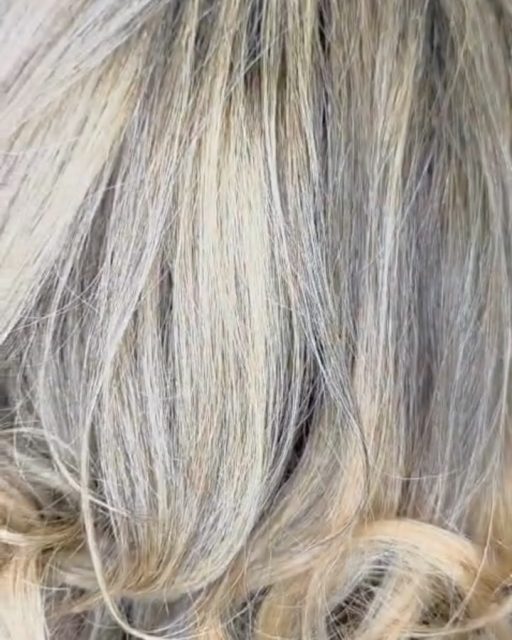 ✰ 𝐌𝐞́𝐭𝐚𝐦𝐨𝐫𝐩𝐡𝐨𝐬𝐞 𝐥𝐮𝐦𝐢𝐧𝐞𝐮𝐬𝐞 𖥈 Passer de boucles foncées et serrées à un blond glacé lumineux, c’est bien plus qu’un changement de couleur, c’est une révélation. Coraline a pris soin d’écouter la demande, d’analyser la fibre, et de respecter le rythme du cheveu pour offrir une transformation douce et progressive.

La cliente souhaitait éclaircir sa chevelure, lisser visuellement la texture, tout en gardant du relief et de la souplesse. Résultat : un blond froid multi-reflets, des racines fondues, une coupe structurée et une matière visiblement adoucie. 𝐿𝑒𝑠 𝑟𝑒𝑓𝑙𝑒𝑡𝑠 𝑏𝑒𝑖𝑔𝑒 𝑖𝑟𝑖𝑠𝑒́𝑠 𝑎𝑝𝑝𝑜𝑟𝑡𝑒𝑛𝑡 𝑢𝑛 𝑒́𝑐𝑙𝑎𝑡 𝑛𝑎𝑡𝑢𝑟𝑒𝑙, 𝑡𝑜𝑢𝑡 𝑒𝑛 𝑟𝑒𝑠𝑝𝑒𝑐𝑡𝑎𝑛𝑡 𝑙𝑎 𝑓𝑖𝑏𝑟𝑒 𝑖𝑛𝑖𝑡𝑖𝑎𝑙𝑒𝑚𝑒𝑛𝑡 𝑡𝑟𝑒̀𝑠 𝑓𝑟𝑖𝑠𝑒́𝑒.

Ce travail nécessite une maîtrise technique, de la patience et des produits experts, utilisés ici à chaque étape du protocole. Coraline a également prodigué des conseils personnalisés pour entretenir cette couleur à la maison sans abîmer la chevelure.

Vous envisagez une transition en douceur, une coupe flatteuse, un éclaircissement maîtrisé ? 
𝑽𝒆𝒏𝒆𝒛 𝒓𝒆𝒏𝒄𝒐𝒏𝒕𝒓𝒆𝒓 𝒏𝒐𝒕𝒓𝒆 𝒆́𝒒𝒖𝒊𝒑𝒆 𝒑𝒐𝒖𝒓 𝒄𝒐𝒏𝒔𝒕𝒓𝒖𝒊𝒓𝒆 𝒆𝒏𝒔𝒆𝒎𝒃𝒍𝒆 𝒍𝒂 𝒄𝒐𝒖𝒍𝒆𝒖𝒓 𝒒𝒖𝒊 𝒗𝒐𝒖𝒔 𝒓𝒆𝒔𝒔𝒆𝒎𝒃𝒍𝒆.

📍Charly Lorenn’s – Saint-Jean-de-Védas
📲 Réservez sur Planity dès maintenant.

#blondglacé #transformationcheveux #charlylorenns #coloristeexperte #avantaprescheveux #cheveuxbouclés #blondcendré #coiffuremontpellier #coupedecheveuxfemme #soincapillaireprofessionnel #blondehairgoals #curlstostraight #frenchsalon #hairlightening #blondehairtransformation