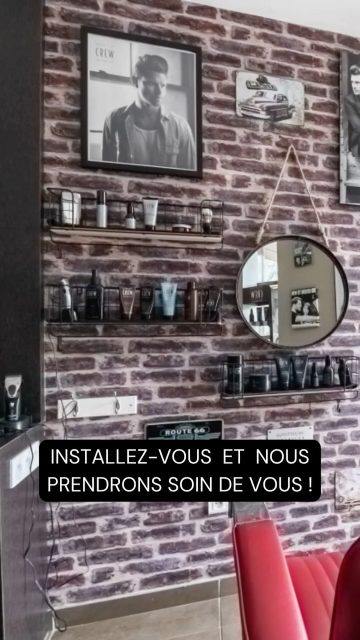 ✰ 𝐋’𝐀𝐑𝐓 𝐃𝐔 𝐒𝐎𝐈𝐍 𝐀𝐔 𝐌𝐀𝐒𝐂𝐔𝐋𝐈𝐍 𖥈 Au cœur du salon Charly Lorenn’s, un espace pensé pour les hommes accueille avec calme et précision. Ici, la coupe ne se limite pas à un passage aux ciseaux. Elle s’adapte à la morphologie, au style, à la densité du cheveu. L’équipe maîtrise les fondus nets, les contours soignés et les longueurs maîtrisées.

Le travail de la barbe s’accompagne toujours d’un geste soigné. 𝑼𝒏𝒆 𝒔𝒆𝒓𝒗𝒊𝒆𝒕𝒕𝒆 𝒄𝒉𝒂𝒖𝒅𝒆, 𝒖𝒏𝒆 𝒉𝒖𝒊𝒍𝒆 𝒏𝒐𝒖𝒓𝒓𝒊𝒔𝒔𝒂𝒏𝒕𝒆, 𝒖𝒏 𝒕𝒓𝒂𝒄𝒆́ 𝒑𝒓𝒆́𝒄𝒊𝒔 : 𝒕𝒐𝒖𝒕 𝒆𝒔𝒕 𝒇𝒂𝒊𝒕 𝒑𝒐𝒖𝒓 𝒔𝒖𝒃𝒍𝒊𝒎𝒆𝒓 𝒍𝒂 𝒎𝒂𝒕𝒊𝒆̀𝒓𝒆 𝒔𝒂𝒏𝒔 𝒂𝒈𝒓𝒆𝒔𝒔𝒆𝒓 𝒍𝒂 𝒑𝒆𝒂𝒖.

Ce moment réservé devient une pause, un repère, un retour à soi. 

❓ 𝘗𝘳𝘰𝘱𝘰𝘴𝘦𝘻-𝘷𝘰𝘶𝘴 𝘢𝘶𝘴𝘴𝘪 𝘭𝘦 𝘳𝘢𝘴𝘢𝘨𝘦 𝘥𝘦 𝘣𝘢𝘳𝘣𝘦 ?
✔️ Oui, la prestation inclut traçage, taille, huile nourrissante et serviette chaude.
❓ 𝘗𝘦𝘶𝘵-𝘰𝘯 𝘤𝘩𝘰𝘪𝘴𝘪𝘳 𝘶𝘯 𝘤𝘰𝘪𝘧𝘧𝘦𝘶𝘳 𝘦𝘯 𝘱𝘢𝘳𝘵𝘪𝘤𝘶𝘭𝘪𝘦𝘳 ?
✔️ Bien sûr, la réservation sur Planity permet de sélectionner votre professionnel.
❓ 𝘈𝘷𝘦𝘻-𝘷𝘰𝘶𝘴 𝘥𝘦𝘴 𝘱𝘳𝘰𝘥𝘶𝘪𝘵𝘴 𝘢𝘥𝘢𝘱𝘵𝘦́𝘴 𝘢𝘶𝘹 𝘤𝘩𝘦𝘷𝘦𝘶𝘹 𝘧𝘪𝘯𝘴 𝘰𝘶 𝘤𝘭𝘢𝘪𝘳𝘴𝘦𝘮𝘦́𝘴 ?
✔️ La gamme American Crew propose un shampoing épaississant et une lotion texturisante.
❓ 𝘋𝘰𝘯𝘯𝘦𝘻-𝘷𝘰𝘶𝘴 𝘥𝘦𝘴 𝘤𝘰𝘯𝘴𝘦𝘪𝘭𝘴 𝘱𝘰𝘶𝘳 𝘥𝘦𝘴 𝘳𝘰𝘶𝘵𝘪𝘯𝘦𝘴 𝘥𝘦 𝘴𝘰𝘪𝘯 𝘢𝘶 𝘮𝘢𝘴𝘤𝘶𝘭𝘪𝘯 ?
✔️ L’équipe transmet des gestes simples à refaire chez vous avec les bons produits.

𝐁𝐚𝐫𝐛𝐞 𝐞𝐧𝐭𝐫𝐞𝐭𝐞𝐧𝐮𝐞, 𝐜𝐨𝐮𝐩𝐞 𝐬𝐭𝐫𝐮𝐜𝐭𝐮𝐫𝐞́𝐞, 𝐩𝐫𝐨𝐝𝐮𝐢𝐭𝐬 𝐩𝐫𝐨𝐟𝐞𝐬𝐬𝐢𝐨𝐧𝐧𝐞𝐥𝐬 𝐞𝐭 𝐜𝐨𝐧𝐬𝐞𝐢𝐥𝐬 𝐩𝐞𝐫𝐬𝐨𝐧𝐧𝐚𝐥𝐢𝐬𝐞́𝐬 : 𝐥’𝐞𝐱𝐩𝐞́𝐫𝐢𝐞𝐧𝐜𝐞 𝐦𝐚𝐬𝐜𝐮𝐥𝐢𝐧𝐞 𝐝𝐞𝐯𝐢𝐞𝐧𝐭 𝐜𝐨𝐦𝐩𝐥𝐞̀𝐭𝐞.
📍 1 Rue Fon de l’Hospital – Saint-Jean-de-Védas 📞 04 67 27 06 30
📲 Réservez 24h/24 sur Planity 

#coiffeurhomme #barbeparfaite #soinmasculin #americancrew #charlylorenns #looksoigné #stylemasculin #conseilcoiffure #planity