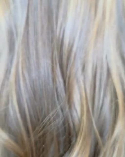 ✰ 𝐋𝐚 𝐜𝐨𝐮𝐥𝐞𝐮𝐫 𝐞𝐬𝐭 𝐮𝐧 𝐯𝐨𝐲𝐚𝐠𝐞 𝐝𝐞́𝐥𝐢𝐜𝐚𝐭, 𝐚𝐯𝐞𝐜 𝐯𝐨𝐬 𝐛𝐨𝐮𝐜𝐥𝐞𝐬 𝐩𝐨𝐮𝐫 𝐜𝐨𝐦𝐩𝐚𝐠𝐧𝐞. 𖥈 Pour cette transformation, la client souhaitait une couleur lumineuse à partir de sa base naturelle. La technique utilisée repose sur 𝒖𝒏 𝒃𝒂𝒍𝒂𝒚𝒂𝒈𝒆 𝒏𝒖𝒂𝒏𝒄𝒆́ 𝒎𝒆̂𝒍𝒂𝒏𝒕 𝒅𝒆𝒔 𝒕𝒐𝒏𝒔 𝒔𝒂𝒃𝒍𝒆 𝒄𝒍𝒂𝒊𝒓 𝒆𝒕 𝒅𝒆𝒔 𝒓𝒆𝒇𝒍𝒆𝒕𝒔 𝒅𝒐𝒓𝒆́𝒔 𝒇𝒓𝒐𝒊𝒅𝒔, 𝒑𝒂𝒓𝒇𝒂𝒊𝒕𝒆𝒎𝒆𝒏𝒕 𝒆́𝒒𝒖𝒊𝒍𝒊𝒃𝒓𝒆́𝒔 𝒑𝒐𝒖𝒓 𝒏𝒆 𝒑𝒂𝒔 𝒕𝒆𝒓𝒏𝒊𝒓 𝒍𝒂 𝒄𝒂𝒓𝒏𝒂𝒕𝒊𝒐𝒏 𝒏𝒊 𝒔𝒂𝒕𝒖𝒓𝒆𝒓 𝒍𝒂 𝒇𝒊𝒃𝒓𝒆. 

La technique permet de choisir des placements précis pour apporter du relief et éviter tout effet bloc, suivre les habitudes de coiffage pour un effet le plus naturel possible. Les longueurs ont été traitées avec délicatesse pour ne pas altérer la boucle naturelle. Aucune chaleur excessive, aucune surdose d’oxydant : le cheveu est soigné et respecté. Il reste souple, doux, brillant. 𝐋𝐚 𝐛𝐨𝐮𝐜𝐥𝐞 𝐫𝐞𝐩𝐫𝐞𝐧𝐝 𝐯𝐢𝐞, 𝐩𝐥𝐮𝐬 𝐝𝐞𝐬𝐬𝐢𝐧𝐞́𝐞, 𝐩𝐥𝐮𝐬 𝐞́𝐥𝐚𝐬𝐭𝐢𝐪𝐮𝐞, 𝐬𝐚𝐧𝐬 𝐟𝐫𝐢𝐬𝐨𝐭𝐭𝐢𝐬. 

L'équipe a veillé à maintenir la dynamique naturelle de la chevelure tout en réveillant la lumière. La cliente a quitté le fauteuil avec un sourire, une nouvelle harmonie, et des conseils d’entretien pour prolonger l’effet sans alourdir.

𝐏𝐫𝐞𝐧𝐞𝐳 𝐫𝐞𝐧𝐝𝐞𝐳-𝐯𝐨𝐮𝐬 𝐩𝐨𝐮𝐫 𝐜𝐡𝐨𝐢𝐬𝐢𝐫 𝐯𝐨𝐭𝐫𝐞 𝐭𝐫𝐚𝐧𝐬𝐟𝐨𝐫𝐦𝐚𝐭𝐢𝐨𝐧 !

📍 Charly Lorenn’s – 1 Rue Fon de l’Hospital, Saint-Jean-de-Védas 📞 04 67 27 06 30
🌐 Réservez en ligne sur Planity (lien dans la bio)
https://www.planity.com/charly-lorenns-34430-saint-jean-de-vedas

#balayagebouclé #charlylorenns #expertcoloriste #cheveuxbouclés #blonddoré #soincapillaire #coiffeurmontpellier #planity