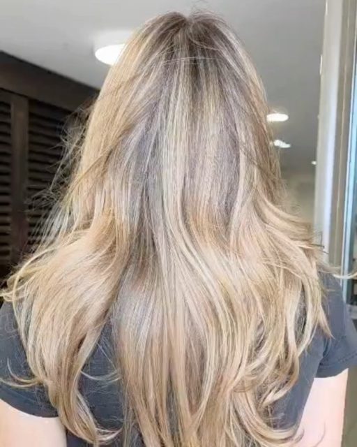 ✰ 𝐌𝐞́𝐭𝐚𝐦𝐨𝐫𝐩𝐡𝐨𝐬𝐞 𝐥𝐮𝐦𝐢𝐧𝐞𝐮𝐬𝐞 𖥈 Cette cliente a franchi la porte du salon avec des longueurs ternies par l’été, une base uniforme, faible contraste et des pointes sensibilisées. L’équipe a proposé une transformation complète pour illuminer sa chevelure sans alourdir sa texture naturelle. C’est donc un travail de précision que le salon a réalisé : 𝒕𝒆𝒄𝒉𝒏𝒊𝒒𝒖𝒆 𝒅𝒆 𝒎𝒆̀𝒄𝒉𝒆𝒔 𝒇𝒐𝒏𝒅𝒖𝒆𝒔 𝒂𝒗𝒆𝒄 𝒖𝒏 𝒈𝒍𝒐𝒔𝒔 𝒇𝒓𝒐𝒊𝒅, 𝒓𝒆́𝒗𝒆́𝒍𝒂𝒕𝒊𝒐𝒏 𝒅𝒆𝒔 𝒓𝒆𝒇𝒍𝒆𝒕𝒔 𝒃𝒆𝒊𝒈𝒆 𝒈𝒍𝒂𝒄𝒆́ 𝒆𝒕 𝒄𝒉𝒂𝒎𝒑𝒂𝒈𝒏𝒆 𝒄𝒍𝒂𝒊𝒓.

La coupe a été restructurée pour redonner du mouvement, avec un tombé net et moderne qui valorise la brillance des mèches. 
𝐿’𝑜𝑏𝑗𝑒𝑐𝑡𝑖𝑓 : 𝑢𝑛 𝑒𝑛𝑡𝑟𝑒𝑡𝑖𝑒𝑛 𝑓𝑎𝑐𝑖𝑙𝑒 𝑎̀ 𝑙𝑎 𝑚𝑎𝑖𝑠𝑜𝑛, 𝑢𝑛𝑒 𝑐𝑜𝑢𝑙𝑒𝑢𝑟 𝑞𝑢𝑖 𝑒́𝑣𝑜𝑙𝑢𝑒 𝑗𝑜𝑙𝑖𝑚𝑒𝑛𝑡 𝑠𝑎𝑛𝑠 𝑒𝑓𝑓𝑒𝑡 𝑟𝑎𝑐𝑖𝑛𝑒 𝑚𝑎𝑟𝑞𝑢𝑒́, 𝑒𝑡 𝑢𝑛 𝑟𝑒́𝑠𝑢𝑙𝑡𝑎𝑡 𝑞𝑢𝑖 𝑟𝑒𝑠𝑡𝑒 𝑒́𝑙𝑒́𝑔𝑎𝑛𝑡, 𝑚𝑒̂𝑚𝑒 𝑝𝑙𝑢𝑠𝑖𝑒𝑢𝑟𝑠 𝑠𝑒𝑚𝑎𝑖𝑛𝑒𝑠 𝑎𝑝𝑟𝑒̀𝑠.

Ce type de transformation s’adapte parfaitement aux femmes actives qui souhaitent un changement visible, sans contrainte quotidienne. 
𝑅𝑒́𝑠𝑢𝑙𝑡𝑎𝑡 : 𝑢𝑛 𝑏𝑙𝑜𝑛𝑑 𝑓𝑟𝑜𝑖𝑑 𝑚𝑢𝑙𝑡𝑖-𝑑𝑖𝑚𝑒𝑛𝑠𝑖𝑜𝑛𝑛𝑒𝑙, 𝑢𝑛𝑒 𝑡𝑒𝑥𝑡𝑢𝑟𝑒 𝑣𝑖𝑠𝑖𝑏𝑙𝑒𝑚𝑒𝑛𝑡 𝑠𝑜𝑖𝑔𝑛𝑒́𝑒, 𝑢𝑛 𝑔𝑙𝑜𝑤 𝑖𝑚𝑚𝑒́𝑑𝑖𝑎𝑡.

📍 Charly Lorenn’s – Saint-Jean-de-Védas
📞 Appelez 04 67 27 06 30 ou réservez sur Planity : https://cutt.ly/Nrob2bZq

#avantapres #blondglacé #colorationfemme #transformationcheveux #charlylorenns #coupedefinitive #mechesblondes #glossblond #hairinspo #coiffeusesexpertes