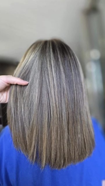 ✰ 𝐄́𝐜𝐥𝐚𝐭 𝐧𝐚𝐭𝐮𝐫𝐞𝐥 𝐫𝐞́𝐯𝐞́𝐥𝐞́ 𝐚𝐯𝐞𝐜 𝐝𝐨𝐮𝐜𝐞𝐮𝐫 𖥈 La cliente souhaitait raviver sa couleur tout en apportant de la lumière, sans tomber dans un blond trop marqué. Après diagnostic, Coraline a proposé une transformation douce et équilibrée, en gardant un effet naturel qui demande peu d’entretien.

Sur la base châtain légèrement terne, elle a appliqué 𝒖𝒏 𝒃𝒂𝒍𝒂𝒚𝒂𝒈𝒆 𝒍𝒖𝒎𝒊𝒏𝒆𝒖𝒙 𝒆𝒏 𝒔𝒖𝒓𝒇𝒂𝒄𝒆 𝒑𝒐𝒖𝒓 𝒓𝒆́𝒗𝒆́𝒍𝒆𝒓 𝒅𝒆 𝒔𝒖𝒃𝒕𝒊𝒍𝒔 𝒓𝒆𝒇𝒍𝒆𝒕𝒔 𝒃𝒆𝒊𝒈𝒆 𝒇𝒓𝒐𝒊𝒅𝒔 𝒆𝒕 𝒔𝒂𝒃𝒍𝒆 𝒅𝒐𝒓𝒆́. Le contraste avec la racine reste doux pour éviter les démarcations visibles lors de la repousse.

Le cheveu est travaillé dans le respect de sa texture. La coupe nette apporte du mouvement tout en renforçant l’éclat du résultat final. La brillance captée en lumière naturelle en dit long sur la qualité du travail réalisé.

𝐿’𝑜𝑏𝑗𝑒𝑐𝑡𝑖𝑓 ? 𝑈𝑛𝑒 𝑐𝑜𝑢𝑙𝑒𝑢𝑟 𝑝𝑒𝑟𝑠𝑜𝑛𝑛𝑎𝑙𝑖𝑠𝑒́𝑒 𝑞𝑢𝑖 𝑑𝑢𝑟𝑒 𝑑𝑎𝑛𝑠 𝑙𝑒 𝑡𝑒𝑚𝑝𝑠, 𝑓𝑎𝑐𝑖𝑙𝑒 𝑎̀ 𝑒𝑛𝑡𝑟𝑒𝑡𝑒𝑛𝑖𝑟, 𝑒𝑡 𝑞𝑢𝑖 𝑠𝑢𝑏𝑙𝑖𝑚𝑒 𝑙𝑒 𝑣𝑖𝑠𝑎𝑔𝑒 𝑠𝑎𝑛𝑠 𝑠𝑢𝑟𝑐ℎ𝑎𝑟𝑔𝑒𝑟. 𝐿’𝑒́𝑞𝑢𝑖𝑙𝑖𝑏𝑟𝑒 𝑝𝑎𝑟𝑓𝑎𝑖𝑡 𝑒𝑛𝑡𝑟𝑒 𝑠𝑡𝑦𝑙𝑒, 𝑐𝑜𝑛𝑓𝑜𝑟𝑡 𝑒𝑡 𝑛𝑎𝑡𝑢𝑟𝑒𝑙.

📍 Charly Lorenn’s – 1 rue Fon de l’Hospital, Saint-Jean-de-Védas
📞 04 67 27 06 30 🌐 Réservation 24h/24 sur Planity

#charlylorenns #expertscheveux #couleurs #routinecapillaire