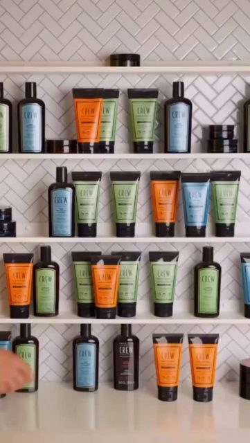 ✰ 𝐈𝐜𝐢 𝐨𝐧 𝐧𝐞 𝐣𝐨𝐮𝐞 𝐩𝐚𝐬 𝐥𝐞𝐬 𝐩𝐫𝐨𝐥𝐨𝐧𝐠𝐚𝐭𝐢𝐨𝐧𝐬 𝐝𝐞𝐬 𝐟𝐞̂𝐭𝐞𝐬.. 𝐬𝐞𝐮𝐥𝐞𝐦𝐞𝐧𝐭 𝐥𝐚 𝐩𝐫𝐨𝐥𝐨𝐧𝐠𝐚𝐭𝐢𝐨𝐧 𝐝𝐮 𝐭𝐞𝐦𝐩𝐬 𝐩𝐨𝐮𝐫 𝐬𝐨𝐢 ! 𖥈 Nous sommes actuellement en train de trier les guirlandes et les boules dorées, mais au salon, les fêtes ne sont pas terminées pour les hommes. Le sapin @americancrew est dans l’espace masculin, il va reprendre une place conventionnelle, mais profitez de janvier pour recevoir votre lot de soins, de style et de plaisir.

Chez Charly Lorenn’s, un espace vous est réservé messieurs : fauteuil confortable, ambiance détendue, conseils ciblés et produits experts vous attendent. Coupe précise, coiffage maîtrisé, barbe soignée… vous prenez le temps pour vous.

Notre partenaire AMERICAN CREW accompagne chaque geste avec des textures parfaitement adaptées aux cheveux masculins.

𝐂𝐞 𝐦𝐨𝐢𝐬 𝐝𝐞 𝐣𝐚𝐧𝐯𝐢𝐞𝐫 𝐞𝐬𝐭 𝐩𝐚𝐫𝐟𝐚𝐢𝐭 𝐩𝐨𝐮𝐫 𝐫𝐞𝐩𝐚𝐫𝐭𝐢𝐫 𝐬𝐮𝐫 𝐝𝐞 𝐛𝐨𝐧𝐧𝐞𝐬 𝐛𝐚𝐬𝐞𝐬, 𝐚𝐯𝐞𝐜 𝐮𝐧𝐞 𝐜𝐨𝐮𝐩𝐞 𝐧𝐞𝐭𝐭𝐞, 𝐮𝐧𝐞 𝐛𝐚𝐫𝐛𝐞 𝐩𝐚𝐫𝐟𝐚𝐢𝐭𝐞𝐦𝐞𝐧𝐭 𝐝𝐞𝐬𝐬𝐢𝐧𝐞́𝐞, 𝐞𝐭 𝐮𝐧 𝐦𝐨𝐦𝐞𝐧𝐭 𝐫𝐢𝐞𝐧 𝐪𝐮’𝐚̀ 𝐯𝐨𝐮𝐬. 

📍 1 Rue Fon de l’Hospital, Saint-Jean-de-Védas 📞 04 67 27 06 30
📲 Réservez votre créneau ici : https://cutt.ly/Nrob2bZq

#coiffeurhomme #americancrew #barbestyle #lookmasculin #soinbarbe #charlylorenns #style2026