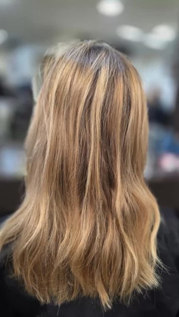 ✰ 𝐂𝐨𝐥𝐨𝐫𝐞𝐫 𝐜𝐞 𝐪𝐮𝐢 𝐞𝐱𝐢𝐬𝐭𝐞, 𝐫𝐞𝐯𝐞́𝐥𝐞𝐫 𝐜𝐞 𝐪𝐮𝐢 𝐬𝐞 𝐝𝐞𝐬𝐬𝐢𝐧𝐞 𖥈 Cette transformation exprime tout le savoir-faire de l’équipe Charly Lorenn’s dans l’art du blond maîtrisé. À partir d’une base affadie par le temps, chaque mèche a été retravaillée avec précision pour apporter profondeur, lumière et équilibre.

Les nuances beige doré se marient à des reflets sable froids, créant un rendu doux et sophistiqué. Le placement des lumières suit la dynamique naturelle du cheveu, tandis que la coupe apporte légèreté et mouvement. Le brushing révèle des longueurs soignées, brillantes, sans surcharge.

𝐂𝐞𝐭𝐭𝐞 𝐚𝐩𝐩𝐫𝐨𝐜𝐡𝐞 𝐩𝐫𝐞́𝐬𝐞𝐫𝐯𝐞 𝐥𝐚 𝐬𝐚𝐧𝐭𝐞́ 𝐝𝐞 𝐥𝐚 𝐟𝐢𝐛𝐫𝐞, 𝐫𝐞𝐬𝐩𝐞𝐜𝐭𝐞 𝐥𝐚 𝐫𝐞𝐩𝐨𝐮𝐬𝐬𝐞 𝐞𝐭 𝐞́𝐯𝐢𝐭𝐞 𝐥’𝐞𝐟𝐟𝐞𝐭 𝐫𝐚𝐜𝐢𝐧𝐞 𝐦𝐚𝐫𝐪𝐮𝐞́. 𝐂’𝐞𝐬𝐭 𝐥𝐞 𝐭𝐲𝐩𝐞 𝐝𝐞 𝐛𝐥𝐨𝐧𝐝 𝐢𝐝𝐞́𝐚𝐥 𝐩𝐨𝐮𝐫 𝐮𝐧𝐞 𝐭𝐞𝐧𝐮𝐞 𝐥𝐨𝐧𝐠𝐮𝐞 𝐝𝐮𝐫𝐞́𝐞, 𝐬𝐚𝐧𝐬 𝐫𝐞𝐭𝐨𝐮𝐜𝐡𝐞𝐬 𝐜𝐨𝐧𝐭𝐫𝐚𝐢𝐠𝐧𝐚𝐧𝐭𝐞𝐬.
Chez Charly Lorenn’s, la couleur commence toujours par un accompagnement sur mesure.

📍 1 Rue Fon de l’Hospital, Saint-Jean-de-Védas 📞 04 67 27 06 30
📲 Prenez rendez-vous quand vous voulez avec le lien en bio

#blondnaturel #colorationexpert #charlylorenns #blondehairgoals #nuancesdedoré #coiffeurfemme #soincouleur