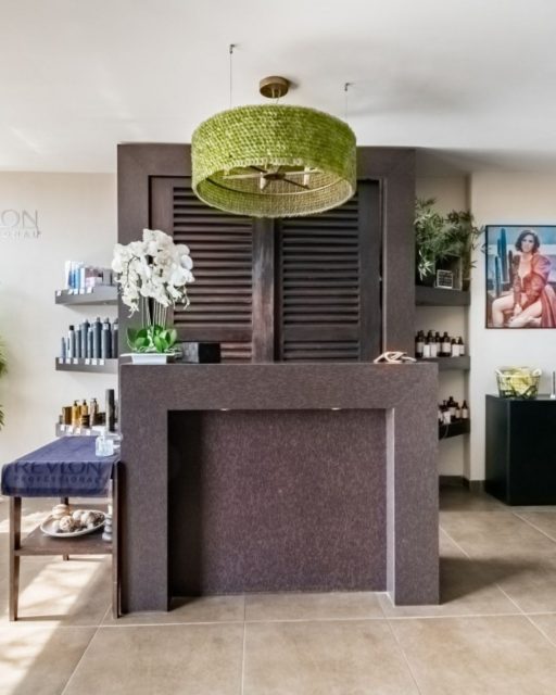 ✰ 𝐂𝐇𝐀𝐑𝐋𝐘 𝐋𝐎𝐑𝐄𝐍𝐍’𝐒 : 𝐋𝐄 𝐒𝐀𝐋𝐎𝐍 𝐐𝐔𝐈 𝐕𝐎𝐔𝐒 𝐕𝐀 𝐕𝐑𝐀𝐈𝐌𝐄𝐍𝐓 𖥈 Au cœur de Saint-Jean-de-Védas, le salon Charly Lorenn’s accueille femmes, hommes et enfants dans un espace lumineux, spacieux et bienveillant. L’équipe, composée de professionnelles passionnées, vous accompagne pour sublimer votre coupe, votre couleur ou votre texture naturelle, sans jamais brusquer la matière.

𝑪𝒐𝒍𝒐𝒓𝒂𝒕𝒊𝒐𝒏𝒔, 𝒃𝒍𝒐𝒏𝒅𝒔 𝒎𝒂𝒊̂𝒕𝒓𝒊𝒔𝒆́𝒔, 𝒃𝒐𝒖𝒄𝒍𝒆𝒔 𝒑𝒂𝒓𝒇𝒂𝒊𝒕𝒆𝒎𝒆𝒏𝒕 𝒅𝒆́𝒇𝒊𝒏𝒊𝒆𝒔, 𝒄𝒐𝒖𝒑𝒆𝒔 𝒔𝒖𝒓-𝒎𝒆𝒔𝒖𝒓𝒆 𝒐𝒖 𝒕𝒂𝒊𝒍𝒍𝒆𝒔 𝒅𝒆 𝒃𝒂𝒓𝒃𝒆 𝒅𝒂𝒏𝒔 𝒍’𝒆𝒔𝒑𝒂𝒄𝒆 𝒉𝒐𝒎𝒎𝒆 : 𝒄𝒉𝒂𝒒𝒖𝒆 𝒔𝒆𝒓𝒗𝒊𝒄𝒆 𝒆𝒔𝒕 𝒑𝒆𝒏𝒔𝒆́ 𝒑𝒐𝒖𝒓 𝒅𝒖𝒓𝒆𝒓, 𝒂𝒗𝒆𝒄 𝒑𝒓𝒆́𝒄𝒊𝒔𝒊𝒐𝒏, 𝒅𝒐𝒖𝒄𝒆𝒖𝒓 𝒆𝒕 𝒆𝒙𝒑𝒆𝒓𝒕𝒊𝒔𝒆. Coraline, Aude, Yerane, Christelle, Léa et Raphaëlle travaillent main dans la main pour offrir une prise en charge personnalisée, dans le respect de votre style de vie.

Le salon vous ouvre ses portes :
📍 1 Rue Fon de l'Hospital, 34430 Saint-Jean-de-Védas
📆 Mardi au vendredi : 9h00 – 19h00 📆 Samedi : 8h00 – 18h00
📲 Réservations en ligne avec le lien en bio
📞 04 67 27 06 30

𝑉𝑒𝑛𝑒𝑧 𝑑𝑒́𝑐𝑜𝑢𝑣𝑟𝑖𝑟 𝑢𝑛 𝑙𝑖𝑒𝑢 𝑞𝑢𝑖 𝑝𝑟𝑒𝑛𝑑 𝑠𝑜𝑖𝑛 𝑑𝑒 𝑣𝑜𝑢𝑠 𝑎𝑢𝑡𝑎𝑛𝑡 𝑞𝑢𝑒 𝑑𝑒 𝑣𝑜𝑠 𝑐ℎ𝑒𝑣𝑒𝑢𝑥. 𝐼𝑐𝑖, 𝑙𝑎 𝑐𝑜𝑖𝑓𝑓𝑢𝑟𝑒 𝑑𝑒𝑣𝑖𝑒𝑛𝑡 𝑢𝑛𝑒 𝑣𝑟𝑎𝑖𝑒 𝑝𝑎𝑟𝑒𝑛𝑡ℎ𝑒̀𝑠𝑒 𝑑𝑒 𝑝𝑙𝑎𝑖𝑠𝑖𝑟.