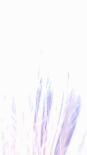 ✰ 𝐁𝐥𝐨𝐧𝐝 𝐝𝐨𝐫𝐞́ 𝐞𝐭 𝐥𝐮𝐦𝐢𝐞̀𝐫𝐞 𝐟𝐨𝐧𝐝𝐮𝐞 𖥈 Le travail de Coralie sur cette transformation illumine littéralement l’ensemble de la chevelure. À partir d’une base cuivrée légèrement terne, elle a réalisé un blond lumineux aux reflets dorés, parfaitement fondus sur les longueurs. La transition se joue dans la finesse du placement, avec des mèches claires autour du visage, pour accrocher la lumière et dynamiser l’ensemble.

La matière a été respectée à chaque étape pour préserver souplesse et brillance : aucun effet "blanchiment", uniquement un travail sur les contrastes et la profondeur. 𝑳𝒆 𝒓𝒆́𝒔𝒖𝒍𝒕𝒂𝒕 𝒐𝒇𝒇𝒓𝒆 𝒖𝒏 𝒃𝒍𝒐𝒏𝒅 𝒓𝒂𝒚𝒐𝒏𝒏𝒂𝒏𝒕, 𝒖𝒍𝒕𝒓𝒂-𝒅𝒐𝒖𝒙, 𝒒𝒖𝒊 𝒄𝒂𝒑𝒕𝒆 𝒍𝒂 𝒍𝒖𝒎𝒊𝒆̀𝒓𝒆 𝒔𝒂𝒏𝒔 𝒇𝒓𝒂𝒈𝒊𝒍𝒊𝒔𝒆𝒓 𝒍𝒂 𝒇𝒊𝒃𝒓𝒆.

Spécialiste des blonds, l’équipe de Charly Lorenn’s construit chaque colorisation autour d’un diagnostic personnalisé. Pas de blond standardisé ici : uniquement des propositions sur mesure, pensées pour durer, flatter le teint et faciliter l’entretien. 𝐂𝐞𝐭𝐭𝐞 𝐜𝐥𝐢𝐞𝐧𝐭𝐞 𝐫𝐞𝐬𝐬𝐨𝐫𝐭 𝐚𝐯𝐞𝐜 𝐮𝐧𝐞 𝐭𝐞𝐢𝐧𝐭𝐞 𝐯𝐢𝐛𝐫𝐚𝐧𝐭𝐞, 𝐪𝐮𝐢 𝐜𝐨𝐧𝐬𝐞𝐫𝐯𝐞 𝐬𝐨𝐧 𝐞́𝐜𝐥𝐚𝐭 𝐚𝐮 𝐟𝐢𝐥 𝐝𝐞𝐬 𝐬𝐞𝐦𝐚𝐢𝐧𝐞𝐬… 𝐞𝐭 𝐮𝐧 𝐛𝐫𝐮𝐬𝐡𝐢𝐧𝐠 𝐧𝐚𝐭𝐮𝐫𝐞𝐥 𝐬𝐮𝐛𝐥𝐢𝐦𝐞́ 𝐩𝐚𝐫 𝐥𝐚 𝐜𝐨𝐮𝐩𝐞.

📍1 Rue Fon de l'Hospital – Saint-Jean-de-Védas
📞 04 67 27 06 30 📲 Réservation : https://cutt.ly/Nrob2bZq

#BlondDoré #LumièreSurMesure #HairByCoralie #ColorationNaturelle #BlondPersonnalisé #CharlyLorenns #TransformationCapillaire #RefletsChaleureux #DiagnosticColoration #CoiffeurMontpellier #BrushingLumineux #ColoristeExperte